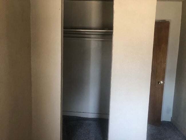 Building Photo - LARGE 2 BEDROOM HOME