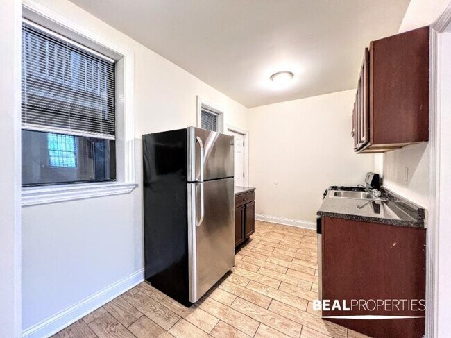 Building Photo - 1 bedroom in CHICAGO IL 60613