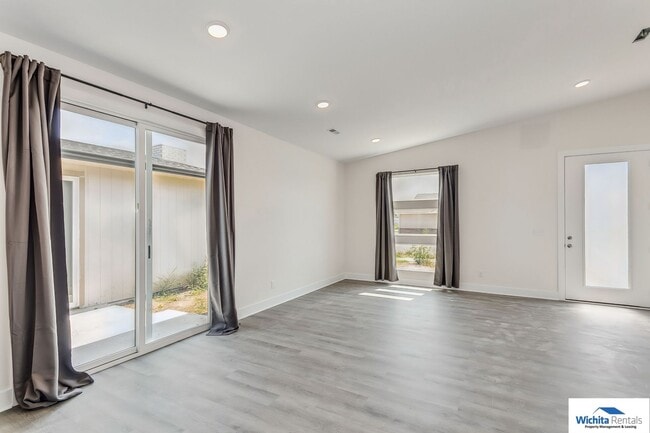 Building Photo - Newer 3 bed, 2 bath Patio Home  **First month rent free at move in**