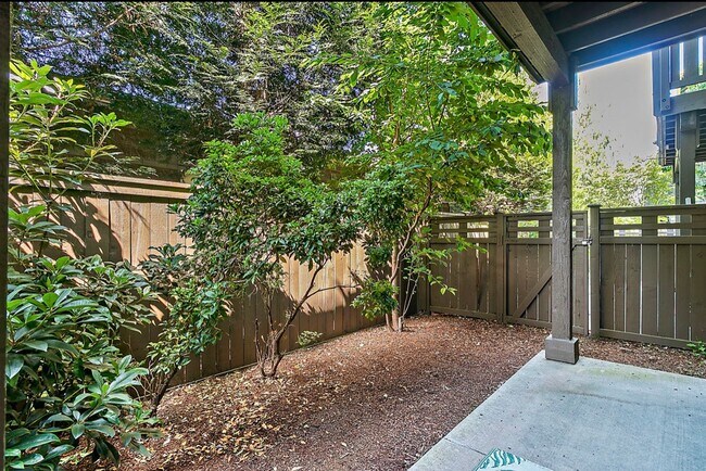 Building Photo - 4Bd/2.5Ba Renton Townhome
