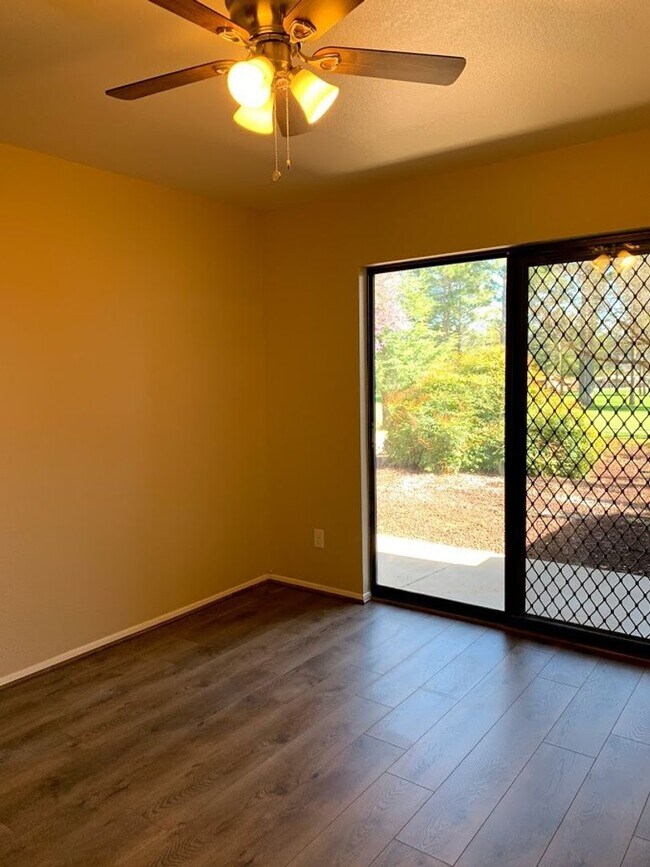 Building Photo - 375 Fairway Oaks Dr