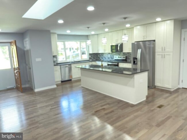 Primary Photo - 7810 Newington Woods Dr