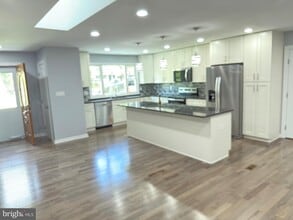 Building Photo - 7810 Newington Woods Dr