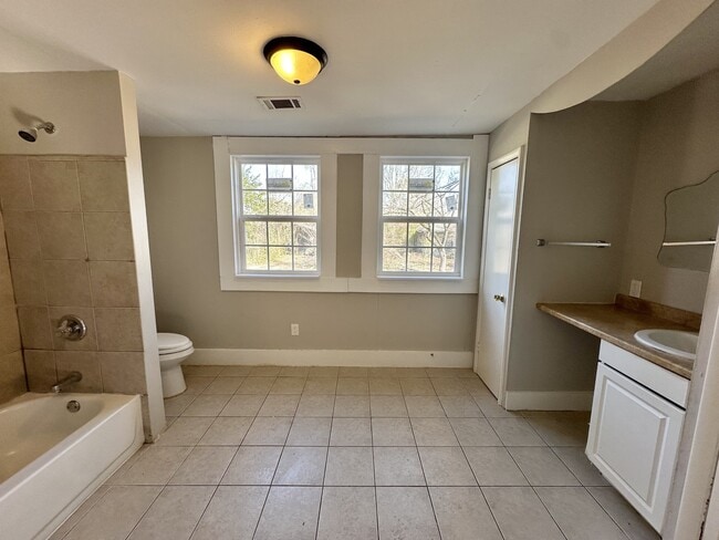 Building Photo - 521 41st St