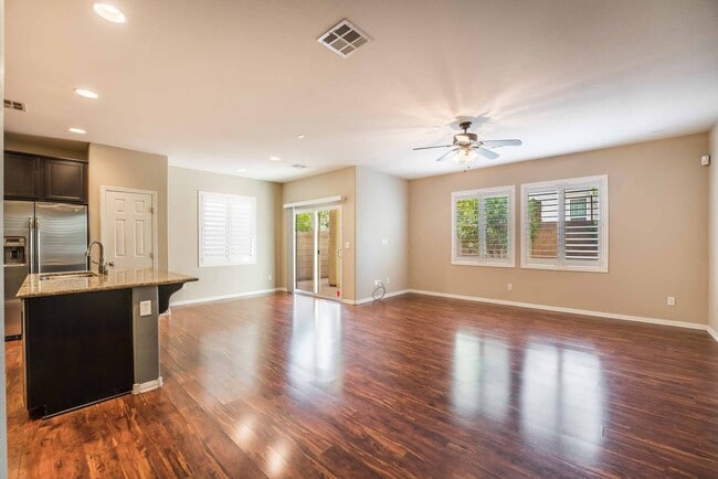 Building Photo - Stylish 3-Bedroom Home with Loft & Upgraded Kitchen!