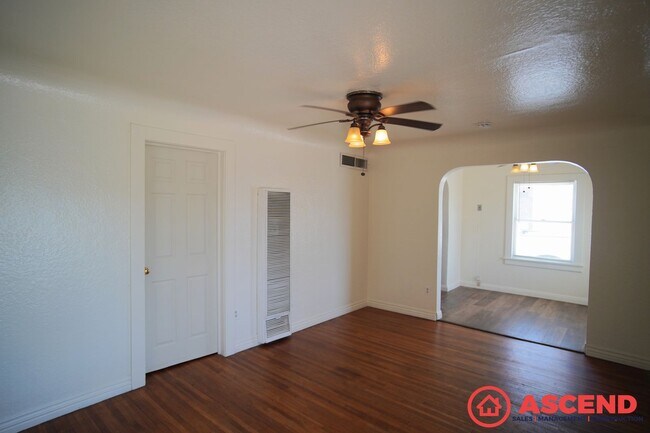 Building Photo - 512 Woodrow Ave