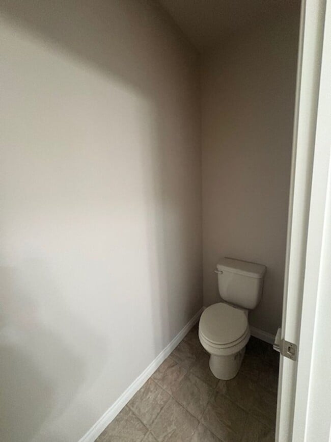 Building Photo - 824 Lawrence Dr