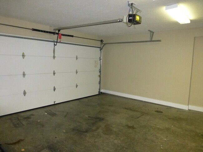 Building Photo - 3 bed, 2 bath, 2 car garage townhouse w/ b...
