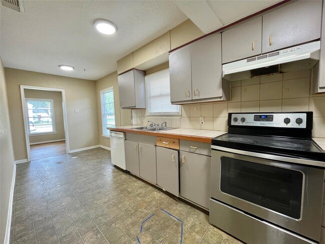 Building Photo - 1302 W 5th St