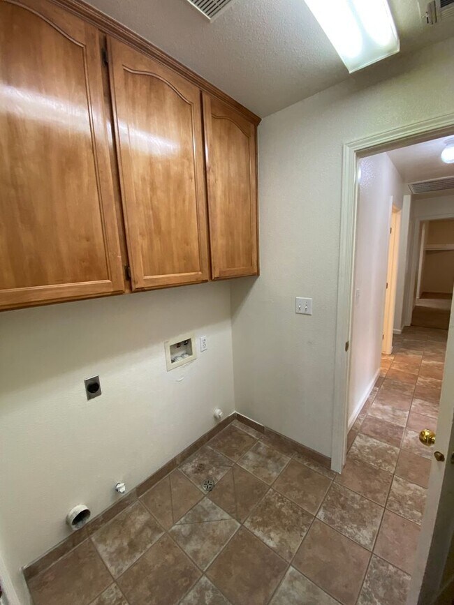 Building Photo - Coming soon, Beautiful Home located SE Visalia!