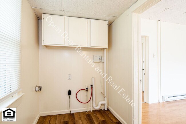 Building Photo - 608 Anderson Ave