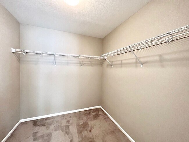 Building Photo - FABULOUS 4 BEDROOM HOME IN EASTVIEW ESTATES!!