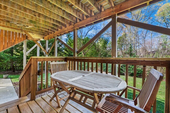 Building Photo - Beautiful apartment less than 1 mile from Brightleaf Square! Utilities Included!