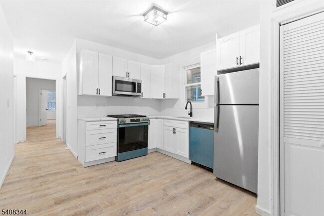 Building Photo - 528 S 13th St