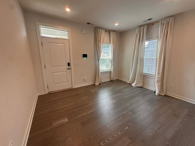 Building Photo - 1668 Burtonwood Dr