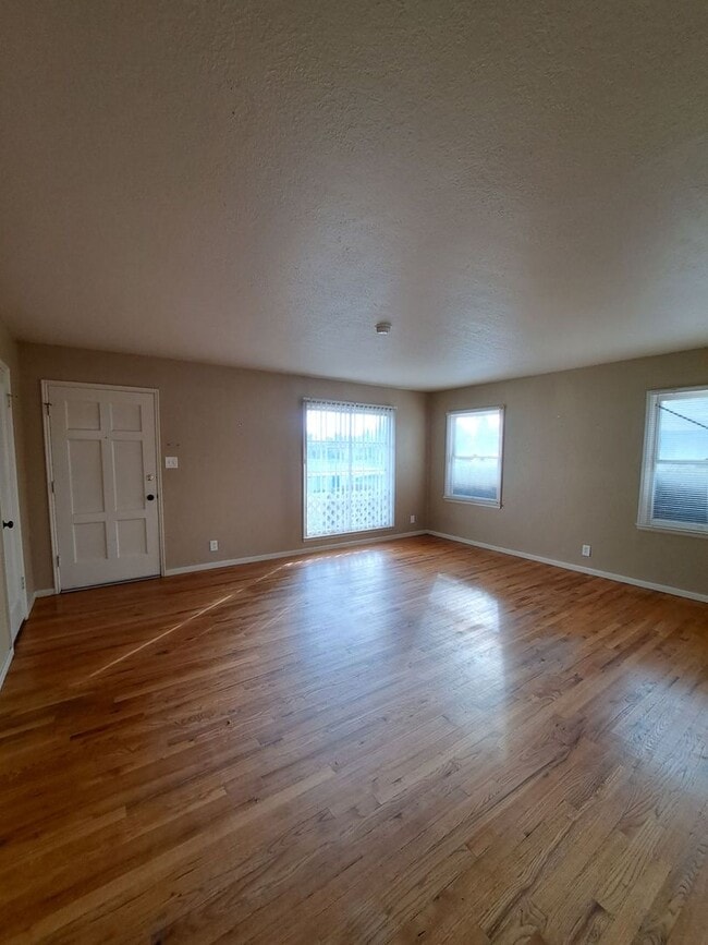Building Photo - Single-Level 2BR Apartment with Garage in Fresno!