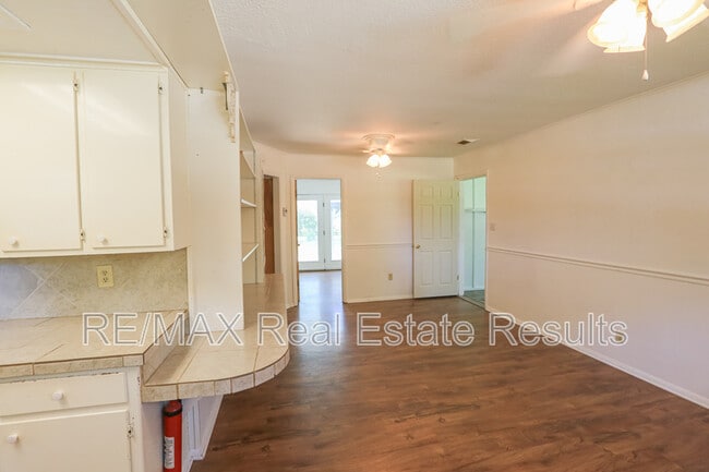 Building Photo - 1402 Lawrence Ave