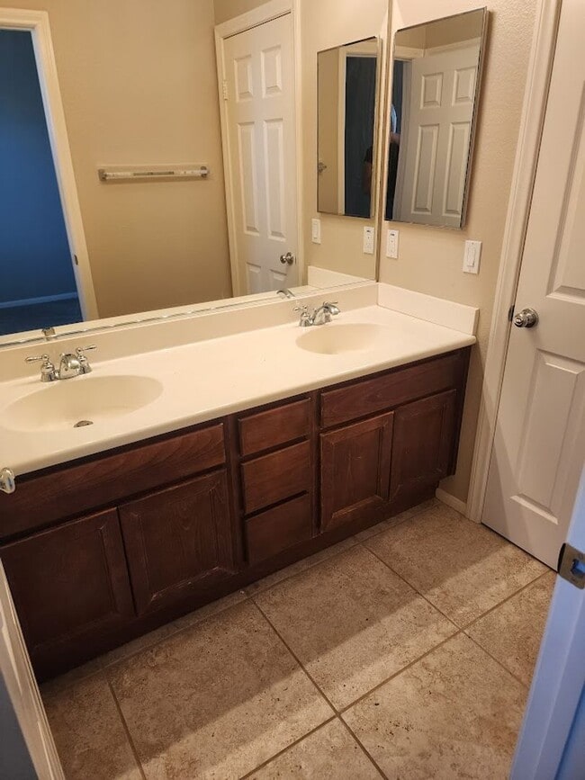 Building Photo - Two Story 3 Bedroom Townhome with 2 Car Garage in Gated Community