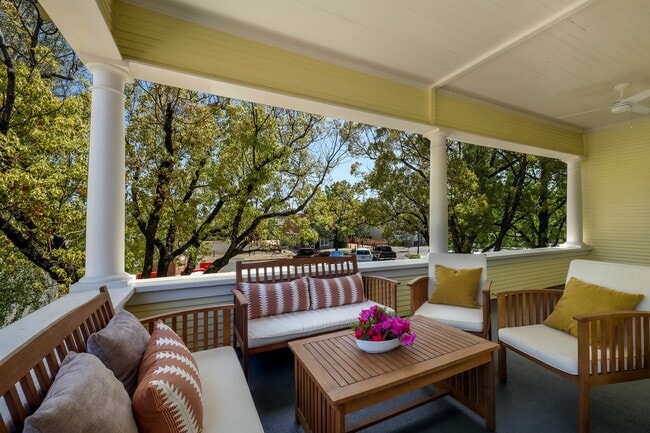 Building Photo - 131 N Main St