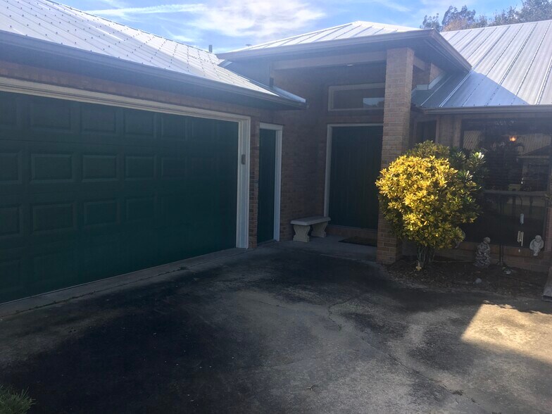 Beautiful pool home - 147 Filbert St