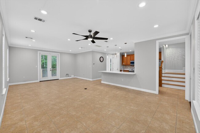 Building Photo - 2019 Pine Island Cir
