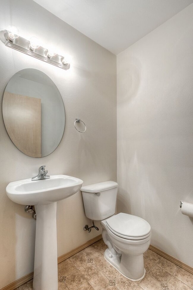 Building Photo - Bright & Spacious Home in the Heart of Bur...
