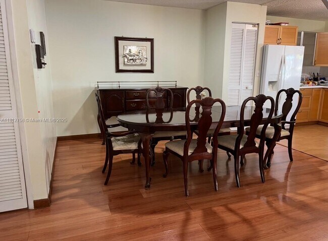 Building Photo - 9137 Fontainebleau Blvd