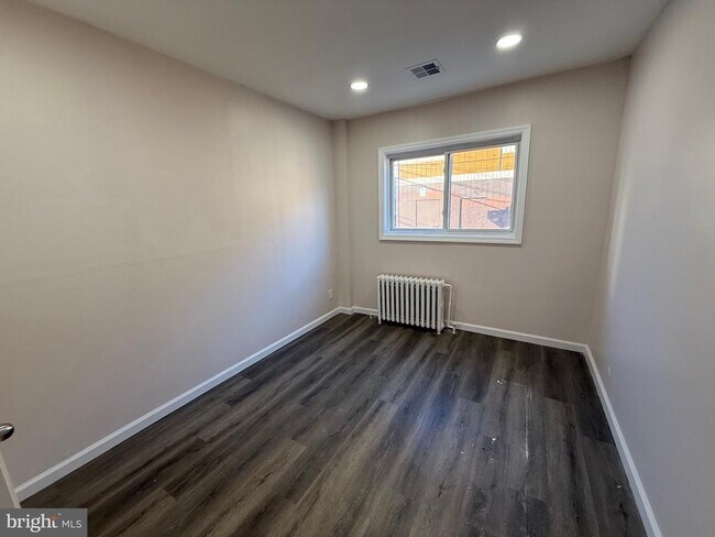 Building Photo - 2537 E Auburn St