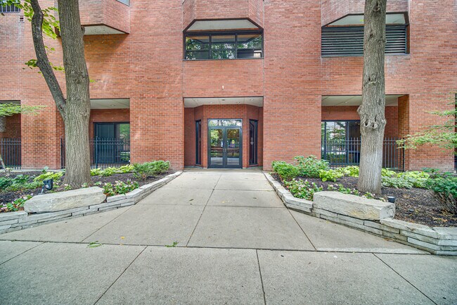 Building Photo - 899 S Plymouth Ct