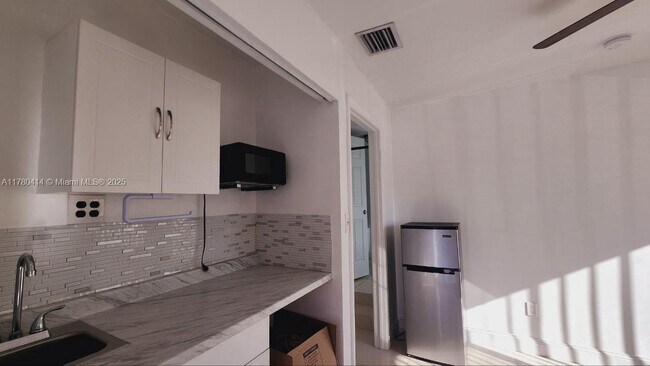 Building Photo - 433 SW 99th Ct
