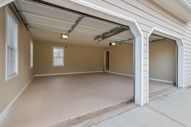 Building Photo - Huge 2 Homes in 1 with 2 full kitchens