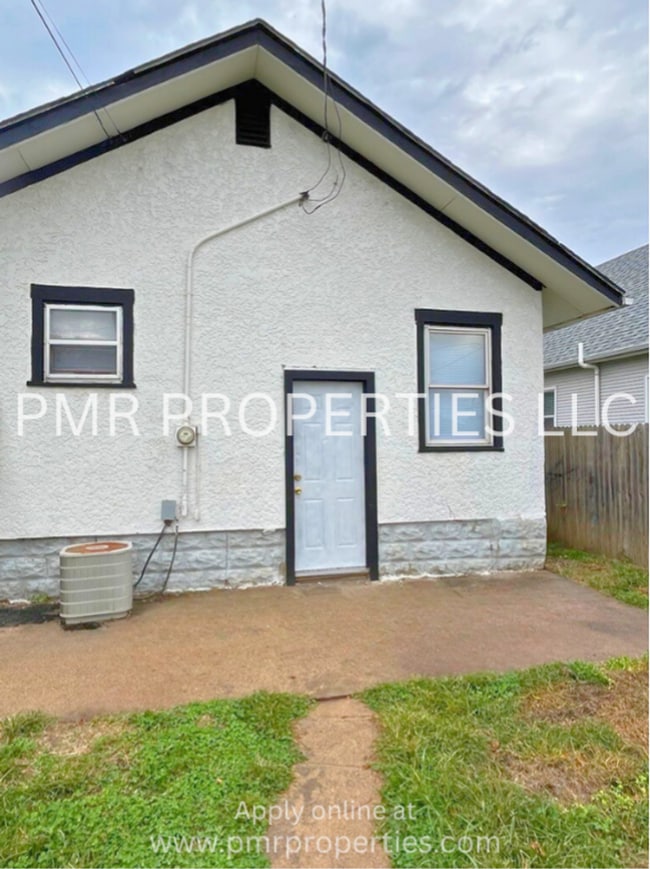 Building Photo - 2 Bedrooms / 1 Bathroom House