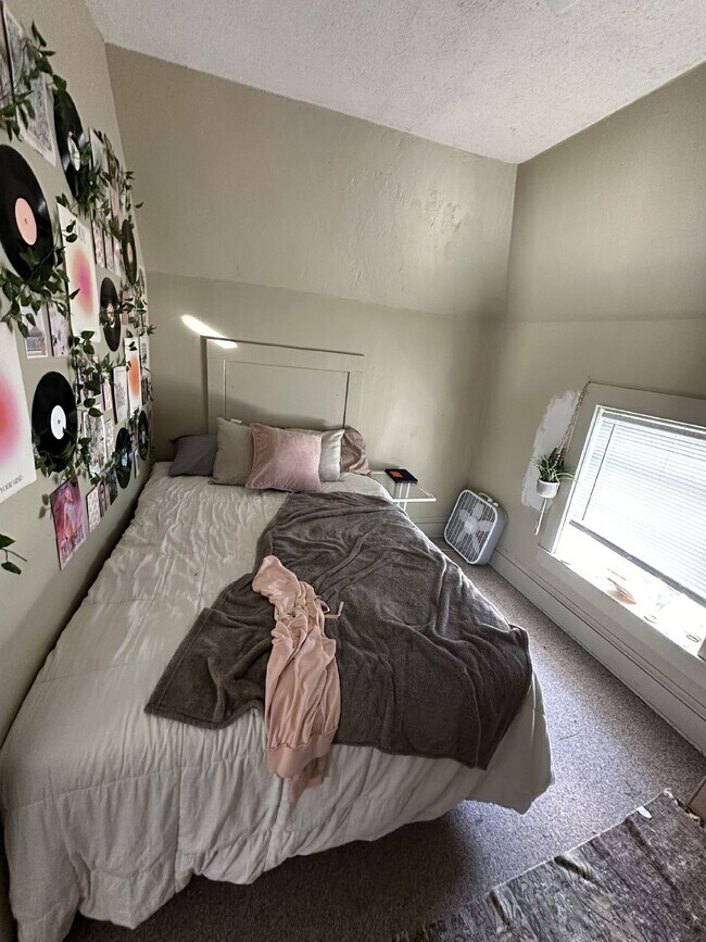 Building Photo - 3 Bed 1 Bath duplex close to UWEC!