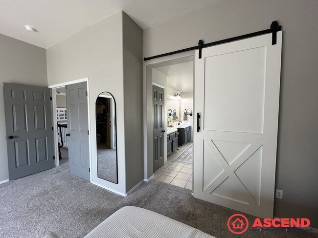 Building Photo - Darling Home in Olive Dr Area!