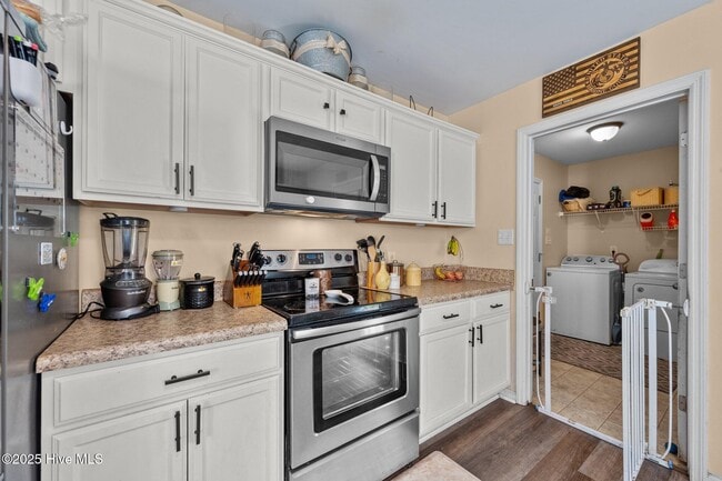 Building Photo - 1006 Hollyfield Ct