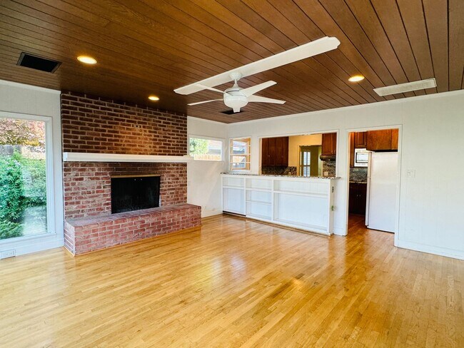 Building Photo - Charming 2 Bed, 2 Bath Home near UOP