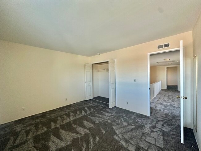 Building Photo - 4 Bedroom Home 3 Car Garage with Fenced Ya...