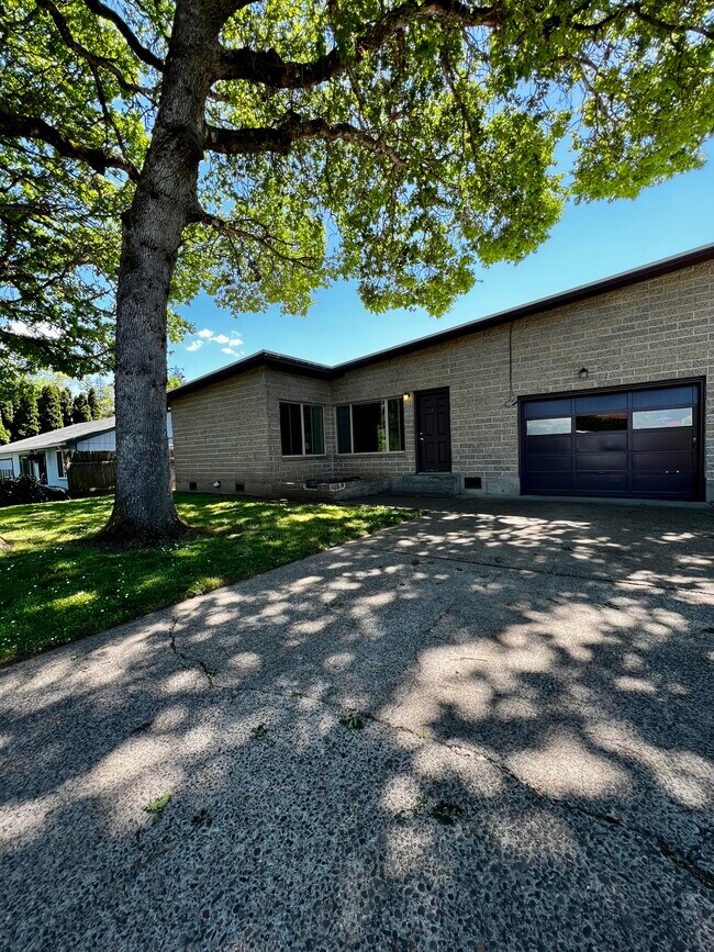 Primary Photo - 216 Crocker Ln