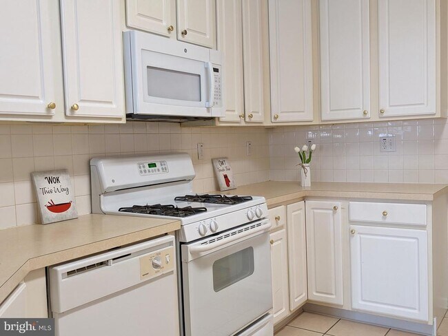 Building Photo - 252 Brinley Dr