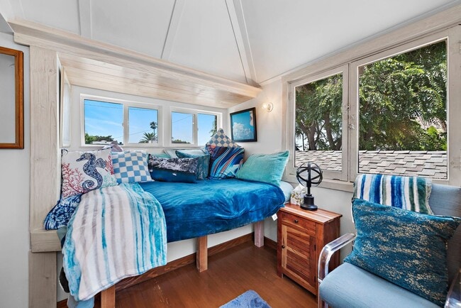 Building Photo - Ever dreamed of living under the sea?!