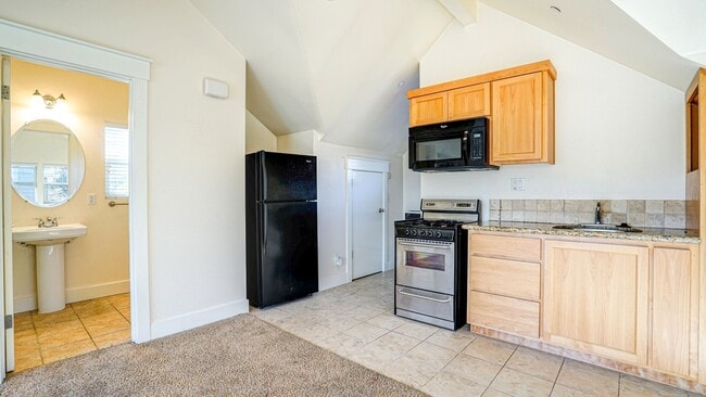 Building Photo - Studio Downtown Petaluma w/1 Car Garage an...