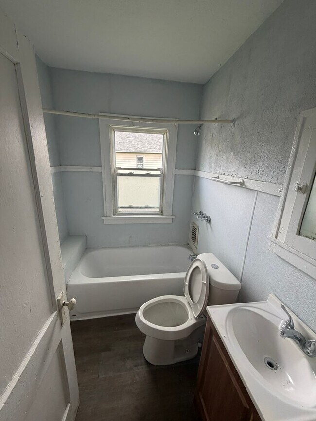 Building Photo - 12706 Parkhill Ave