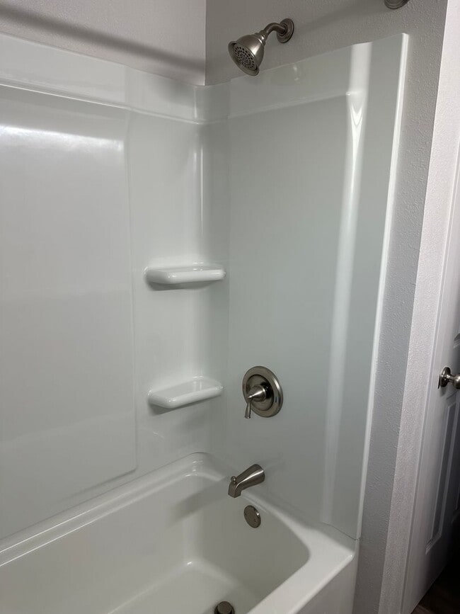 Building Photo - Beautifully updated 2 bedroom 1 bath duple...