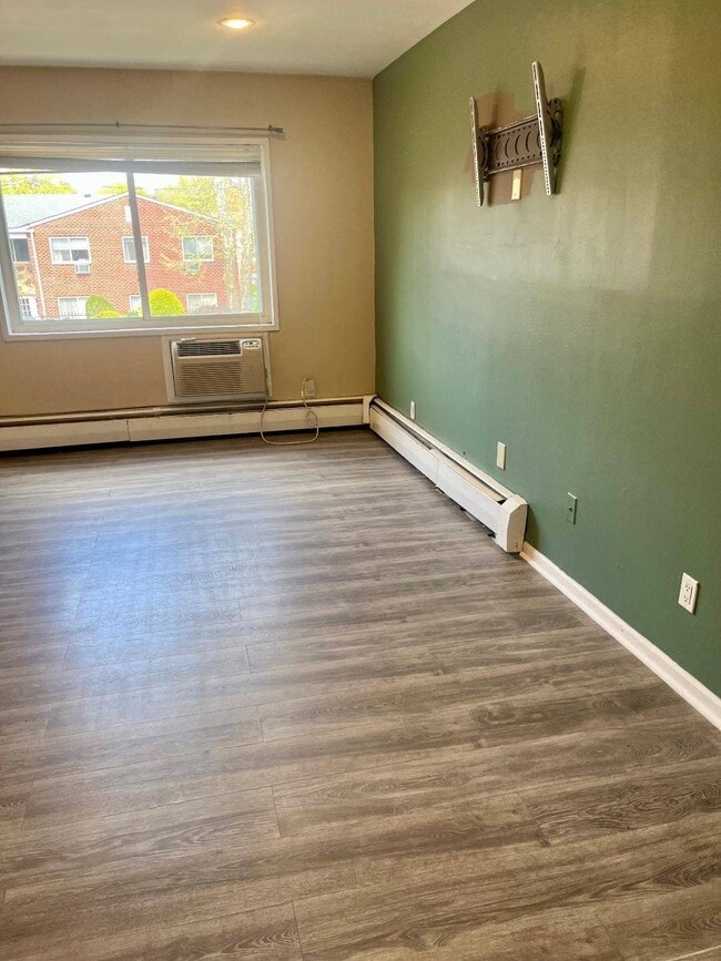 Building Photo - 1292 Richmond Ave