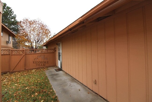 Building Photo - 2 Bedroom, 1 Bath Condo in Kennewick