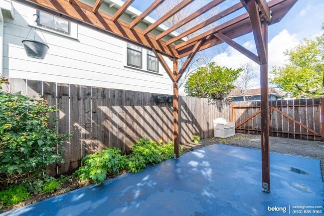 Building Photo - 2400 Bonar St