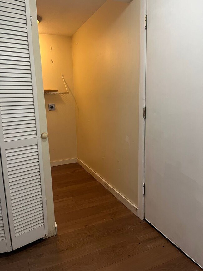 Building Photo - LARGE 2 BEDROOM HOME WITH OVER 1000 SQ. FT. OF LIVING SPACE, FAMILY ROOM, LIVING ROOM & SINGLE GA...