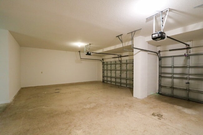 Building Photo - Gorgeous 5-bedroom, 4-bathroom, 3-car gara...