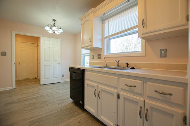 Building Photo - Pet Friendly Three Bedroom!