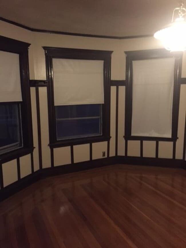 Building Photo - Gorgeous, Spacious Victorian-style Apt w/ ...